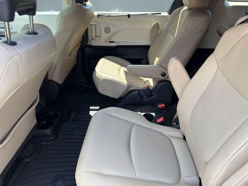 Used 2021 Toyota Sienna XLE FWD image 21