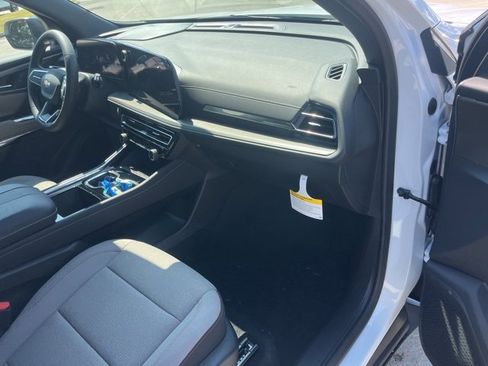 New 2026 Chevrolet Traverse LT w/ LPO, Floor Liner Package image 34