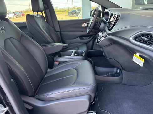 New 2026 Chrysler Pacifica Select w/ S Appearance Package image 16
