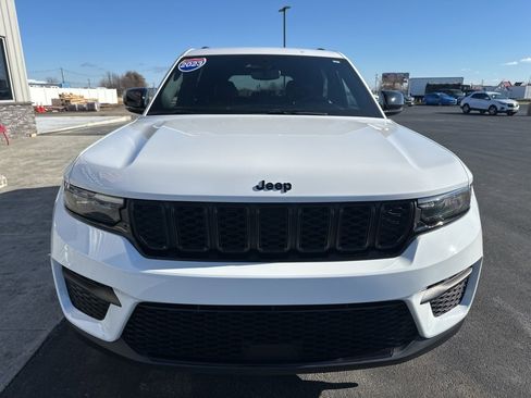 Used 2023 Jeep Grand Cherokee Altitude image 3