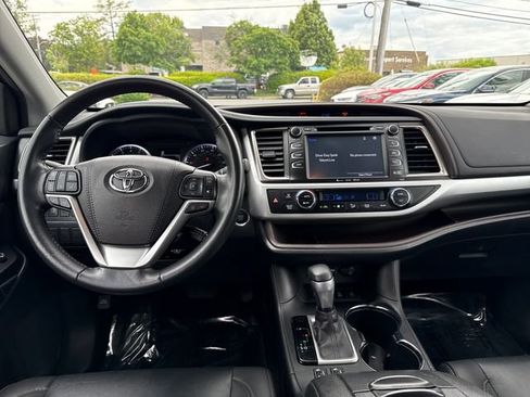 Used 2019 Toyota Highlander XLE AWD/4WD image 13