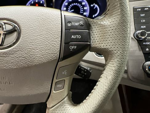 Used 2011 Toyota Avalon Limited image 16