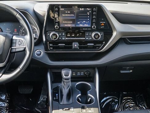 Used 2022 Toyota Highlander XLE image 14