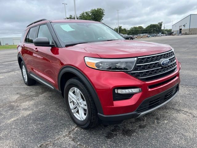 Used 2024 Ford Explorer XLT w/ Equipment Group 202A AWD/4WD image 2