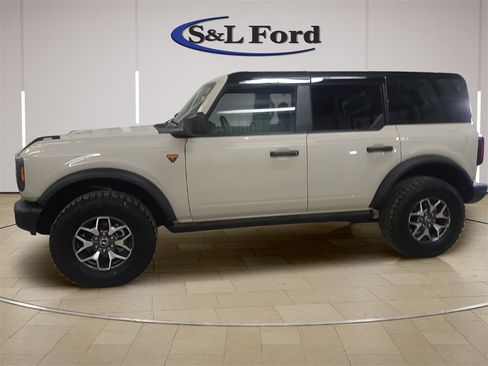 Certified 2025 Ford Bronco Badlands image 2