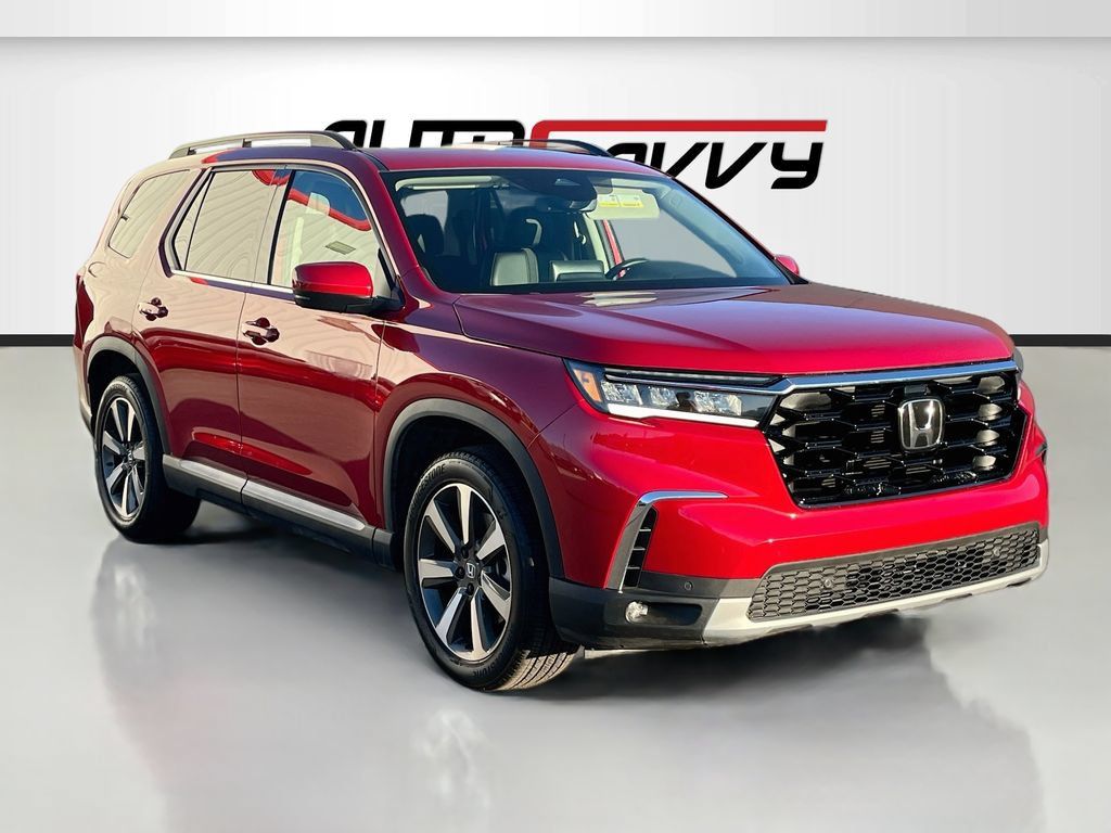 Used 2025 Honda Pilot Touring image 1
