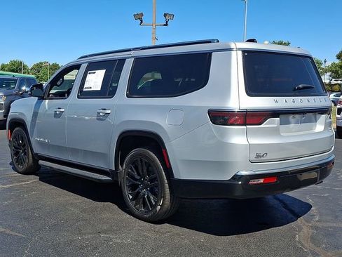 Used 2024 Jeep Wagoneer L Series II w/ Flexible Seating Group AWD/4WD image 4