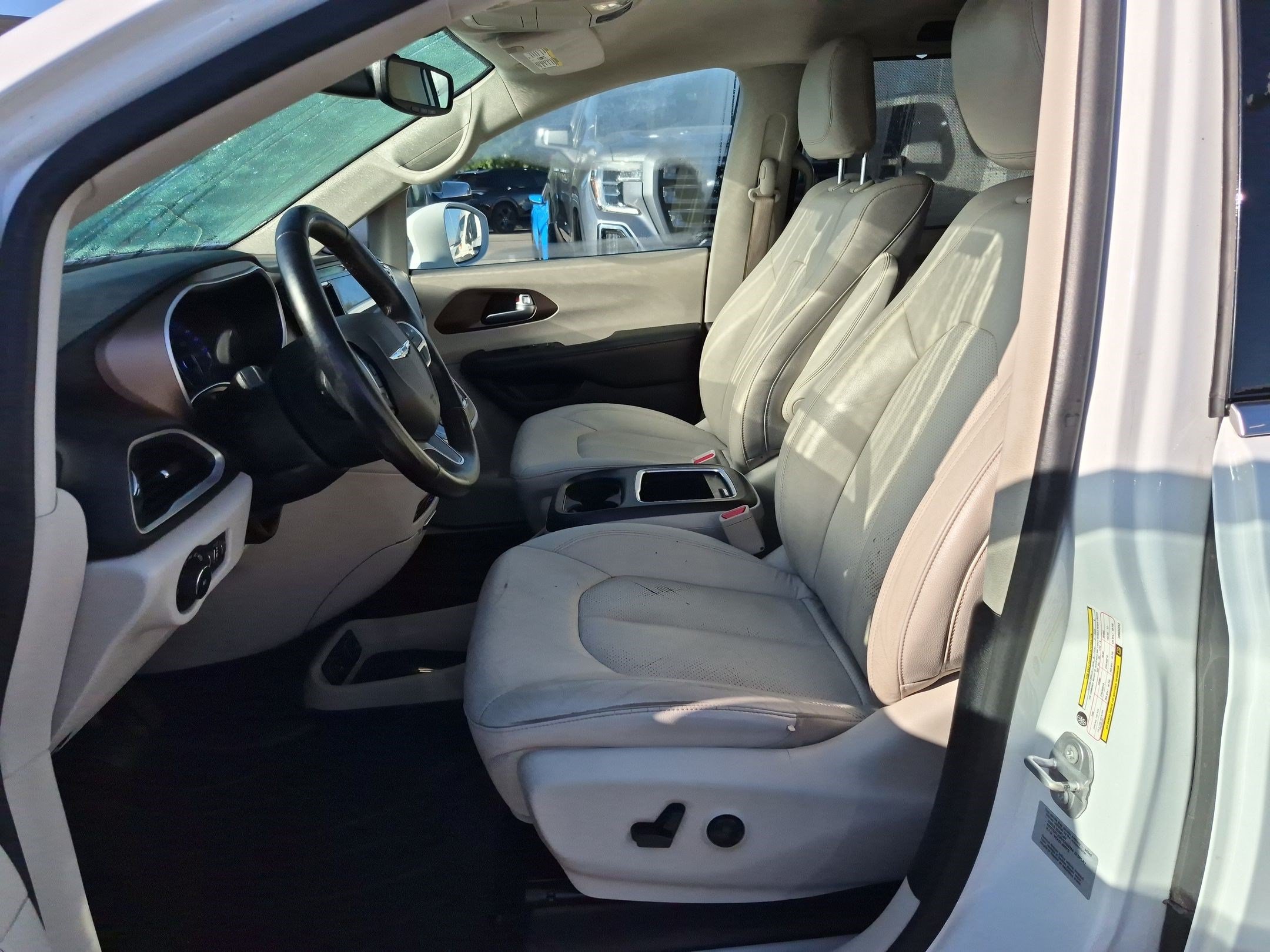 Used 2017 Chrysler Pacifica Touring-L Plus w/ Tire & Wheel Group FWD image 15