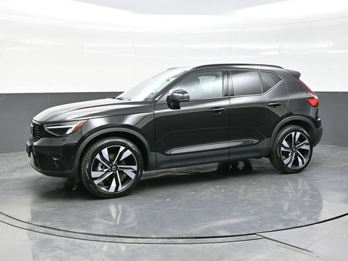 Used 2025 Volvo XC40 B5 Plus image 3