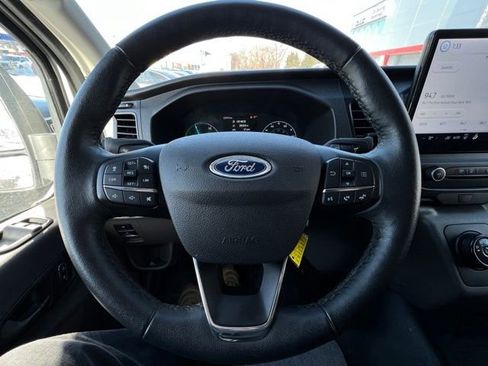 Used 2022 Ford E-Transit Medium Roof image 17