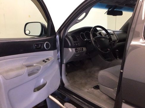 Used 2011 Toyota Tacoma 4x4 Access Cab V6 w/ TRD Sport Pkg image 19