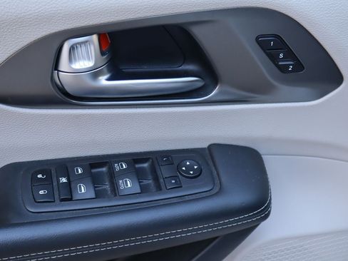 Used 2023 Chrysler Pacifica Touring-L FWD image 21