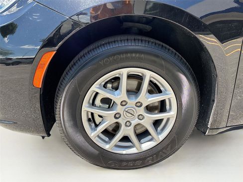 Used 2025 Chrysler Pacifica Select FWD image 32