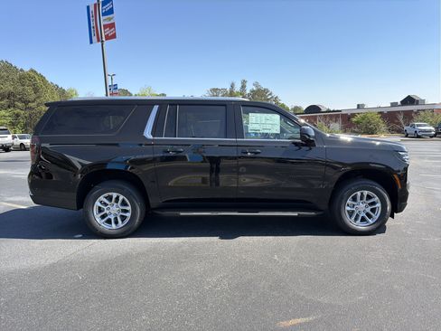 New 2026 Chevrolet Suburban LS image 4