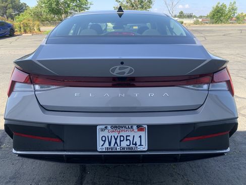 Used 2025 Hyundai Elantra SE FWD image 4