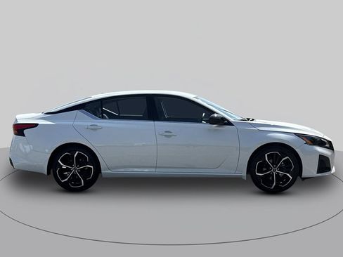 Used 2025 Nissan Altima 2.5 SR FWD image 2
