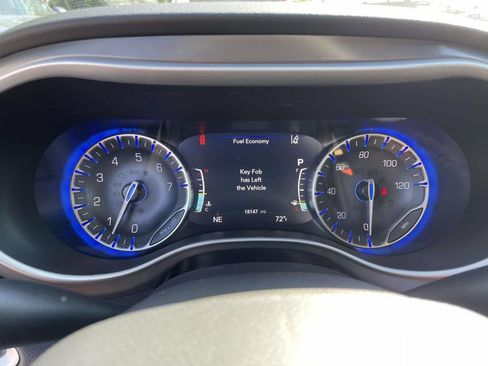 Used 2025 Chrysler Pacifica Select FWD image 21