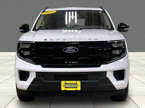 Certified 2025 Ford Expedition Active AWD/4WD image 3