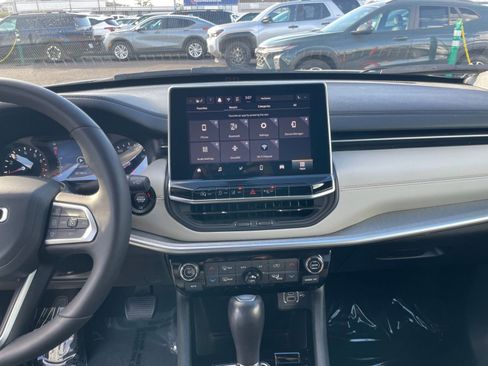 Used 2025 Jeep Compass Limited image 18