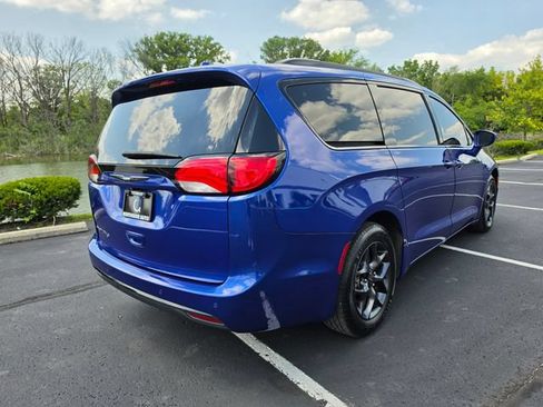 Used 2018 Chrysler Pacifica Touring-L Plus w/ S Appearance Package FWD image 8