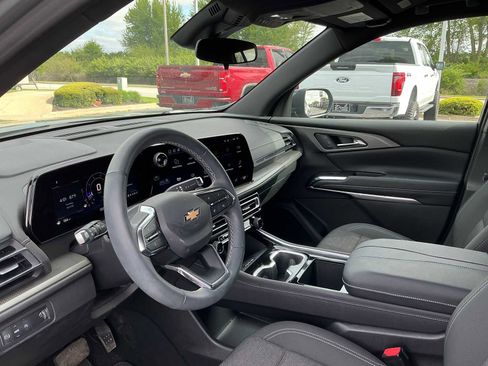 Used 2025 Chevrolet Traverse LT FWD image 17