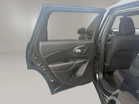Used 2019 Jeep Cherokee Latitude w/ Popular Appearance Group AWD/4WD image 19