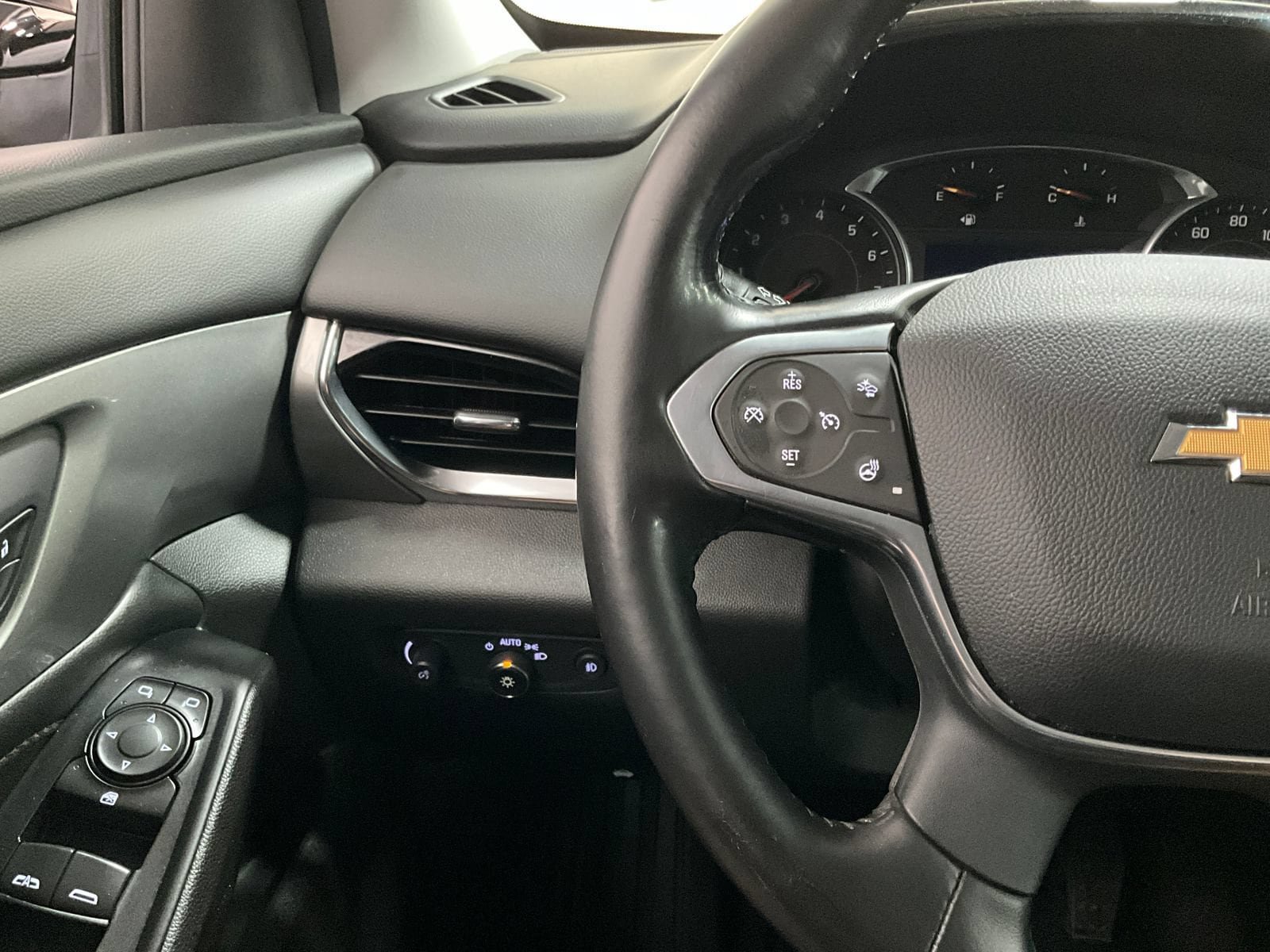 Used 2020 Chevrolet Traverse LT FWD image 19