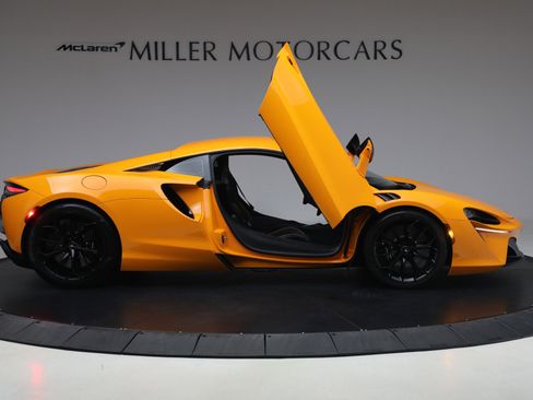 Used 2024 McLaren Artura image 19