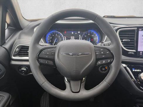 Used 2022 Chrysler Pacifica Touring-L w/ Uconnect Theater Family Group FWD image 14