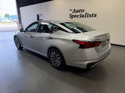 Used 2023 Nissan Altima 2.5 SV FWD image 3