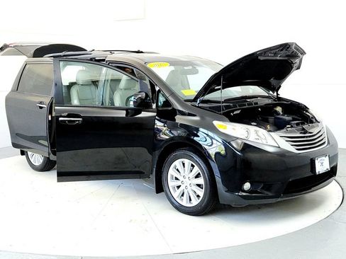 Certified 2017 Toyota Sienna XLE Premium AWD/4WD image 12