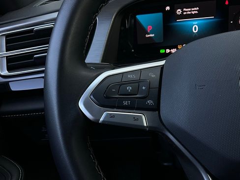 Used 2025 Volkswagen Atlas Cross Sport SE image 35