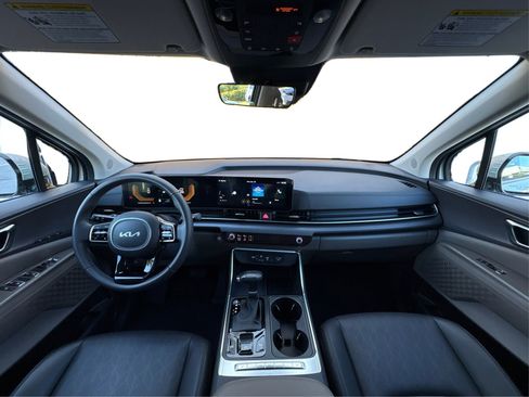 Used 2025 Kia Carnival EX image 22