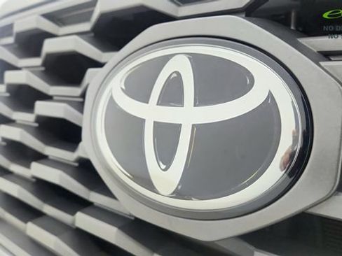 Used 2022 Toyota Tacoma TRD Sport w/ Technology Package AWD/4WD image 23