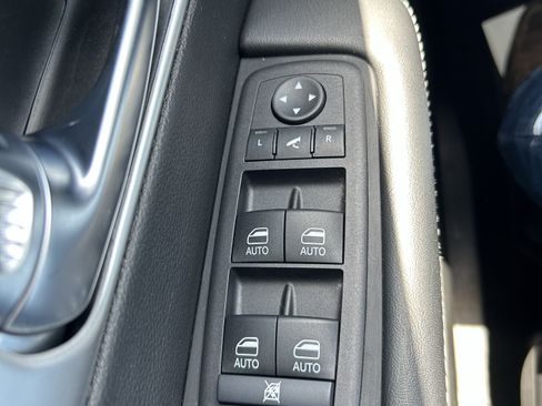 Used 2025 Chrysler Pacifica Limited FWD image 12
