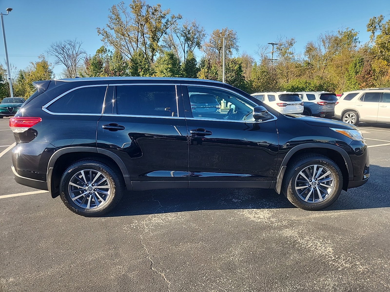 Used 2019 Toyota Highlander XLE AWD/4WD image 12