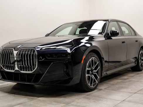 Used 2025 BMW 740i xDrive AWD/4WD image 7