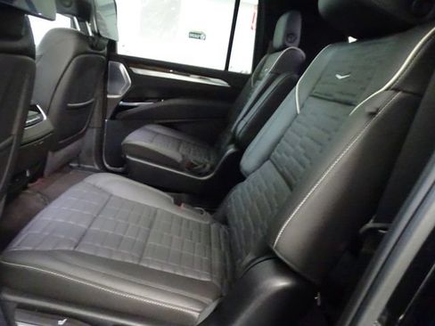 Used 2025 Cadillac Escalade ESV Sport Platinum AWD/4WD image 4