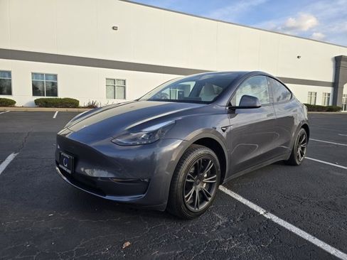 Used 2023 Tesla Model Y 2WD image 10