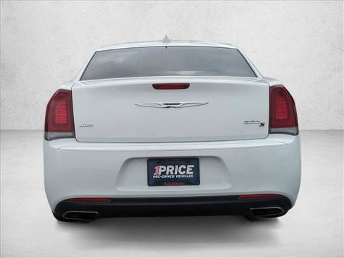 Used 2018 Chrysler 300 S image 7