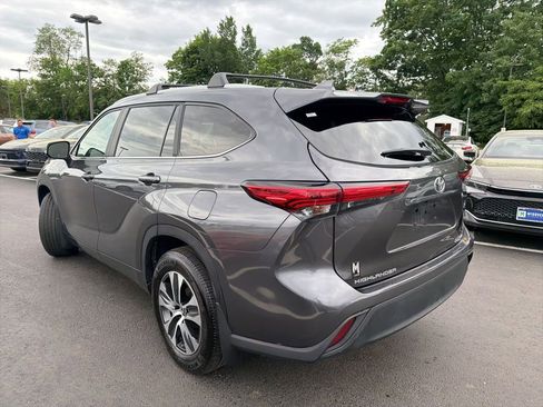Used 2023 Toyota Highlander XLE AWD/4WD image 7