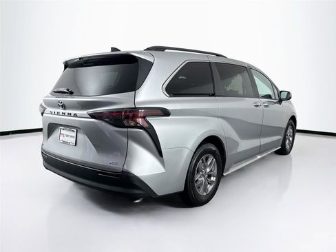 Certified 2025 Toyota Sienna XLE FWD image 2