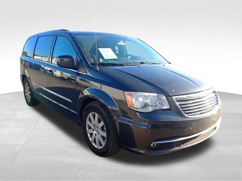 Used 2014 Chrysler Town & Country Touring image 3