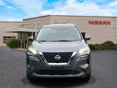 Used 2022 Nissan Rogue SV image 2
