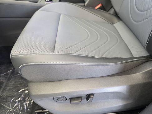 New 2025 Volkswagen Tiguan SE image 17