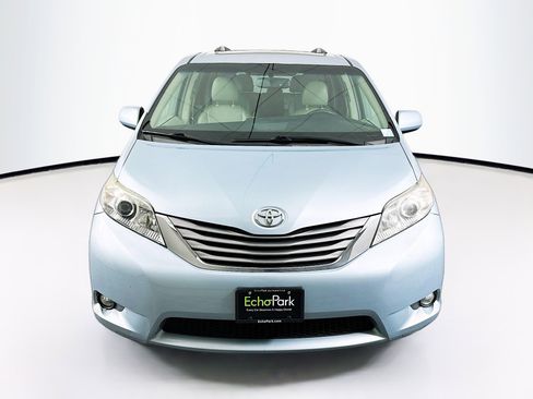 Used 2016 Toyota Sienna XLE image 2