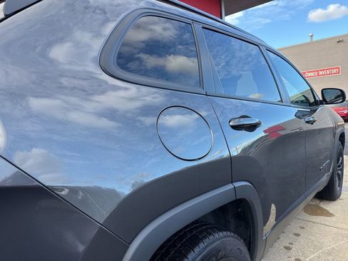 Used 2023 Jeep Cherokee Altitude Lux image 3