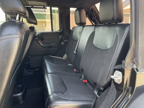 Used 2017 Jeep Wrangler Unlimited Sahara AWD/4WD image 13