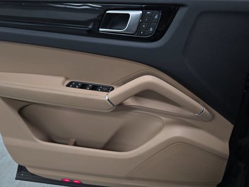 Certified 2023 Porsche Cayenne AWD/4WD image 23