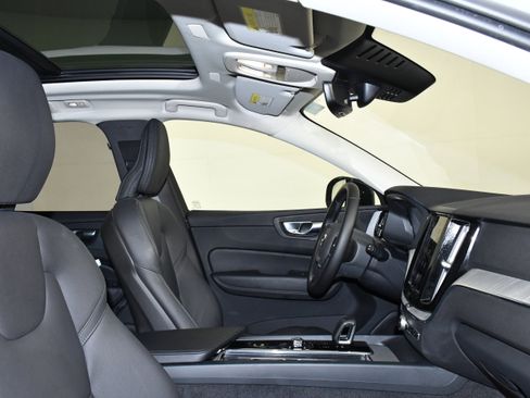 Used 2025 Volvo XC60 B5 Plus image 25